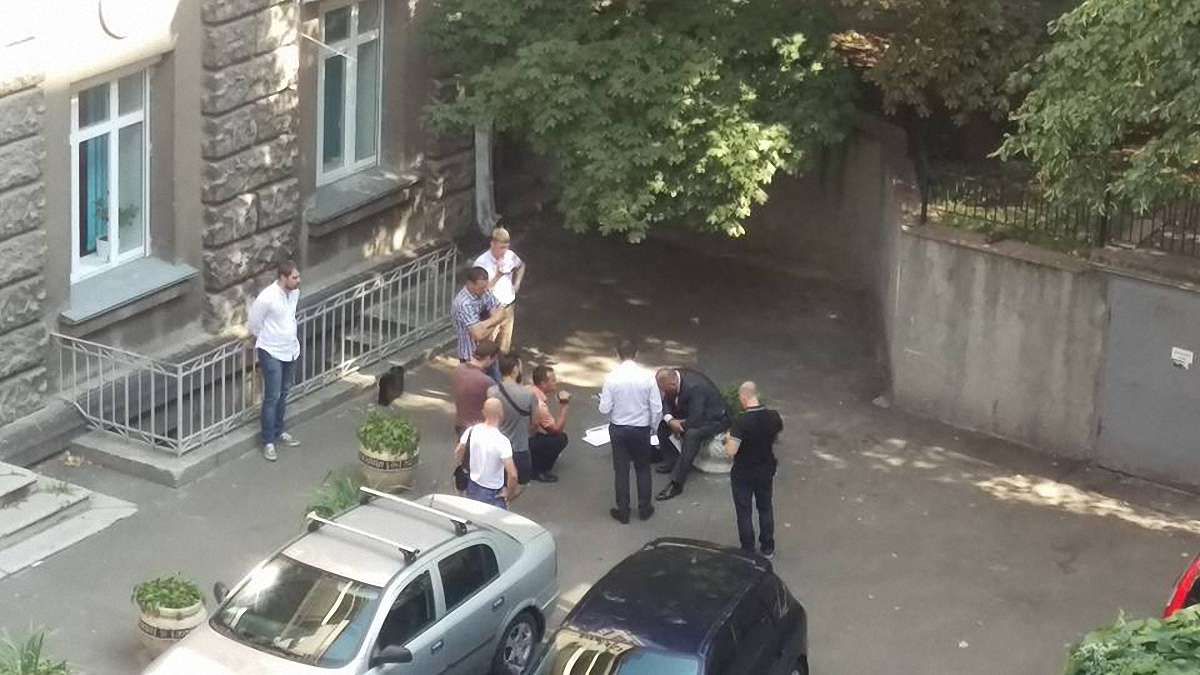 У Києві прокуратура затримала чоловіка з $30 тис. хабара від судді