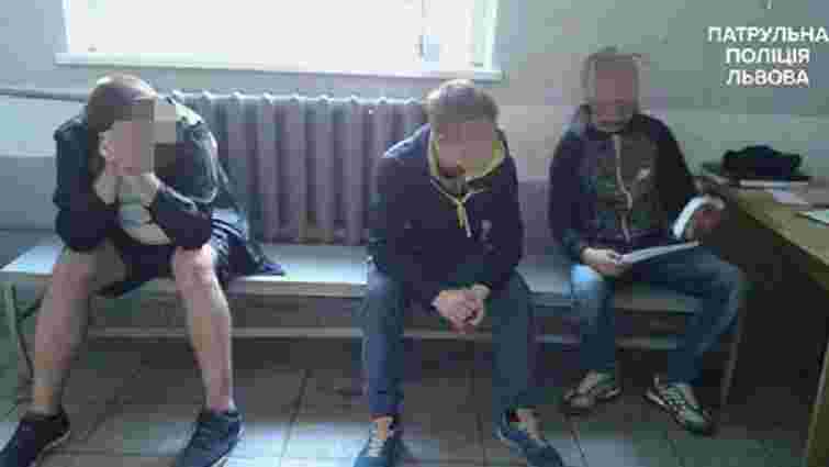 У Львові патрульна поліція оштрафувала чоловіків за куріння в громадському місці