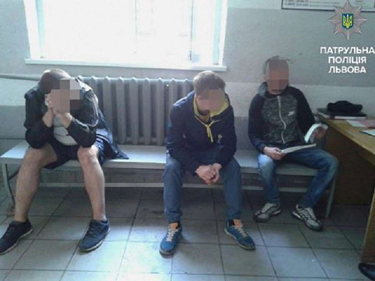 У Львові патрульна поліція оштрафувала чоловіків за куріння в громадському місці