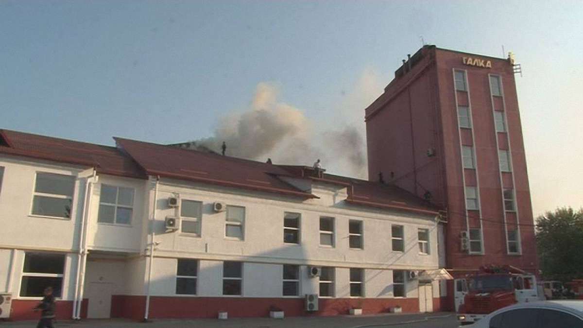 У Львові гасять пожежу на кавовій фабриці