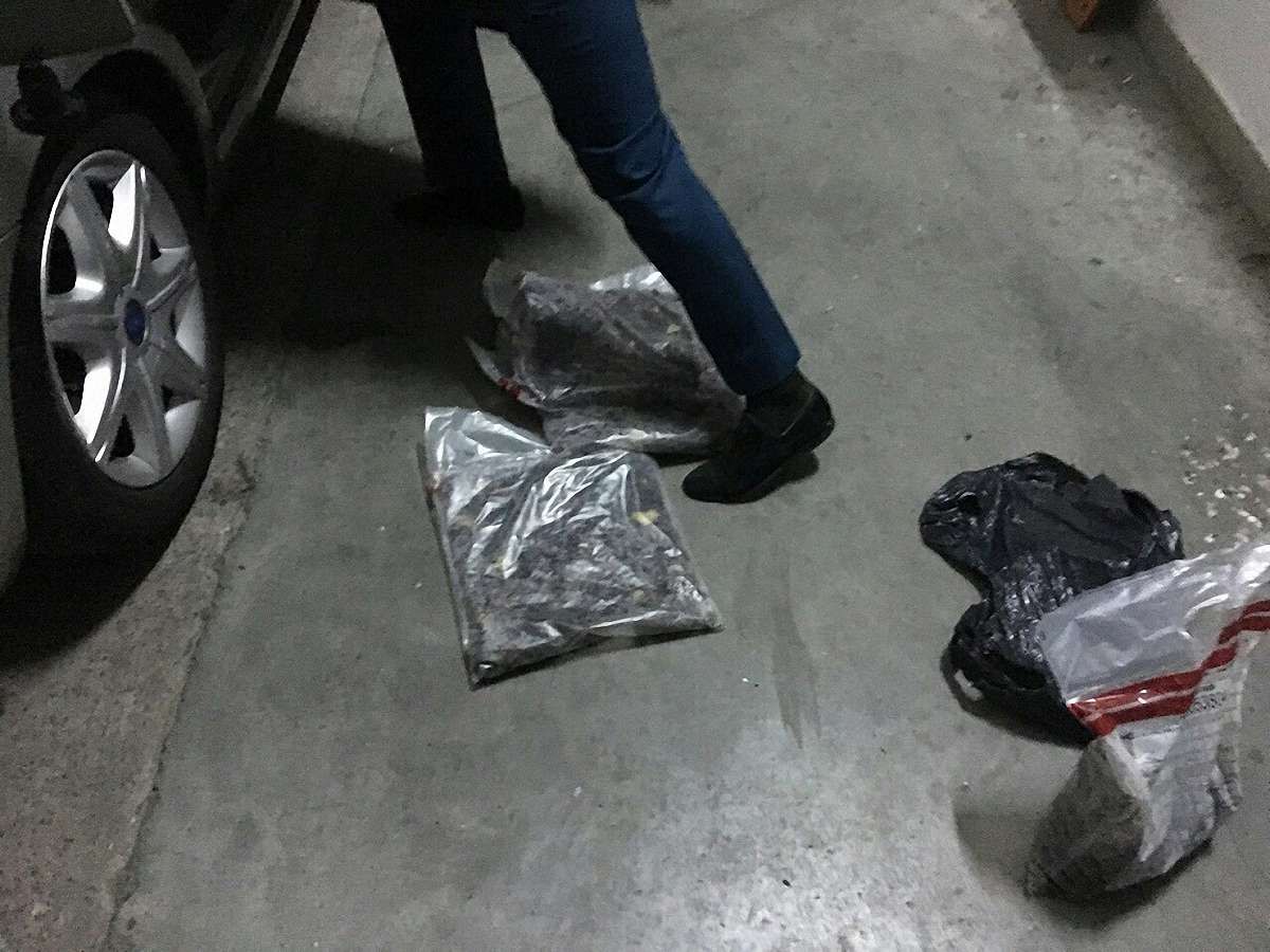 Колишнього львівського прикордонника затримали у Раві-Руській із 40 кг контрабандного бурштину