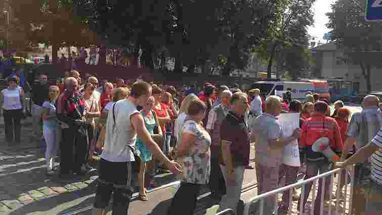 Львівські медики перекрили рух вулицею Підвальною