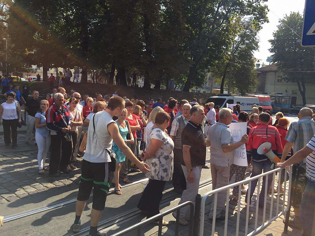 Львівські медики перекрили рух вулицею Підвальною
