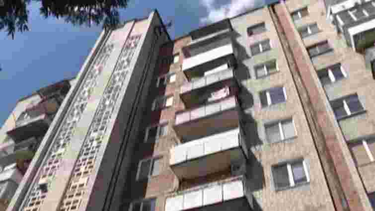 Чоловік зірвався з балкону у Червонограді через місяць після такого ж випадку з його сином