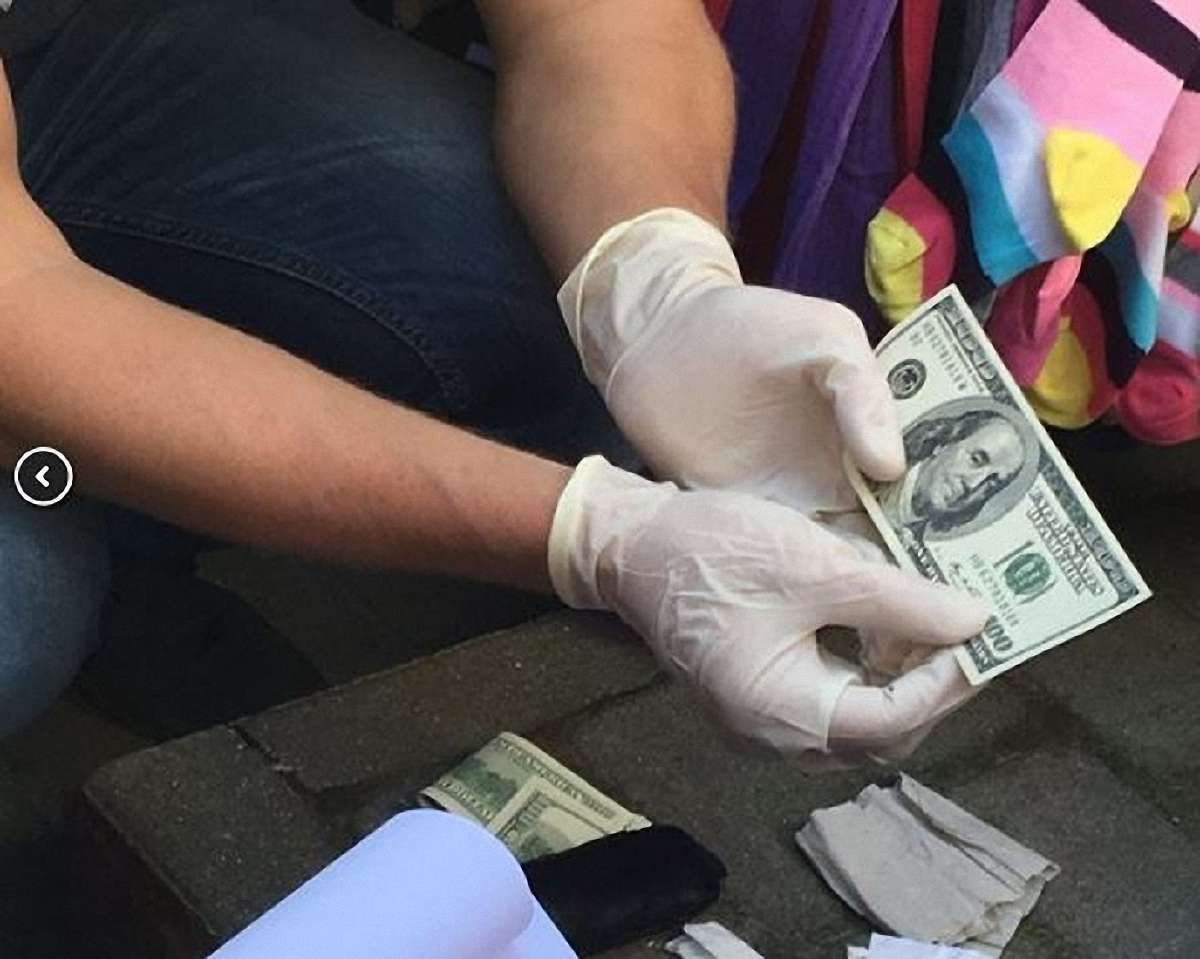 СБУ затримала на хабарі $2 тис. працівника міграційної служби у Львові
