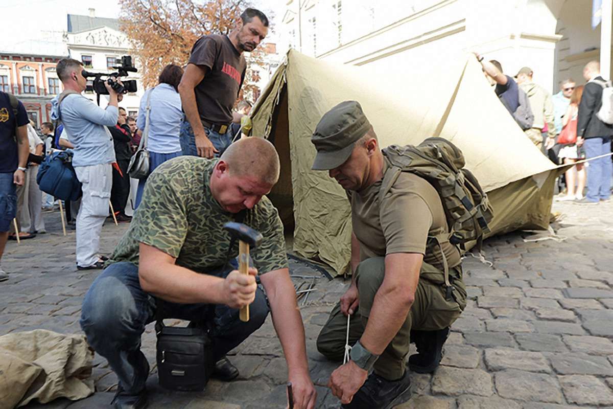 Біля Львівської міськради учасники АТО встановили наметове містечко