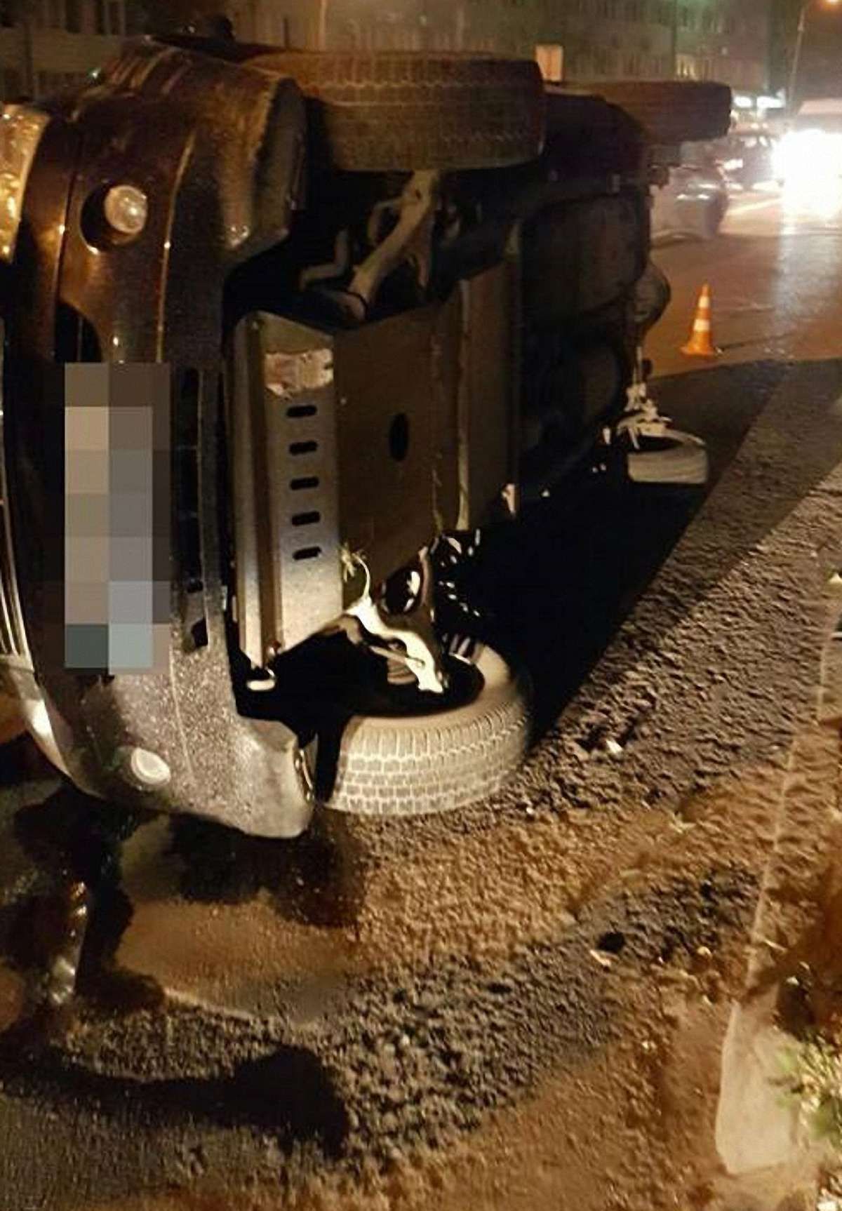 П’яний водій позашляховика вилетів на тротуар у Львові і перекинувся