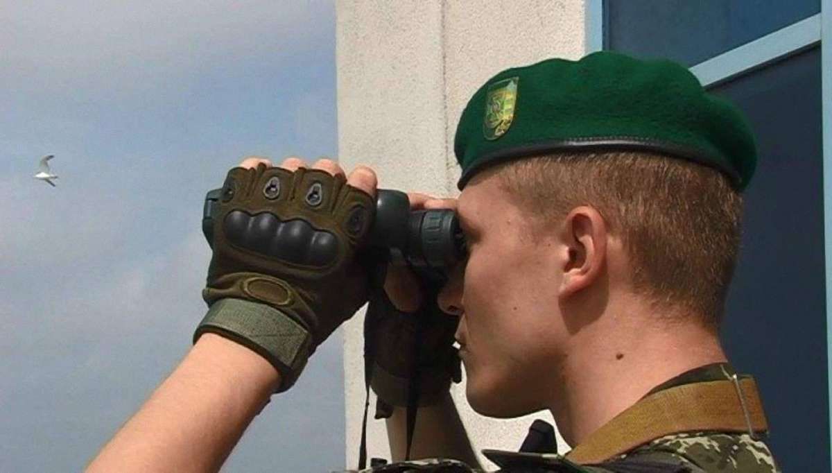 Прикордонники відстежили 9 військових вертольотів на адмінкордоні з Кримом