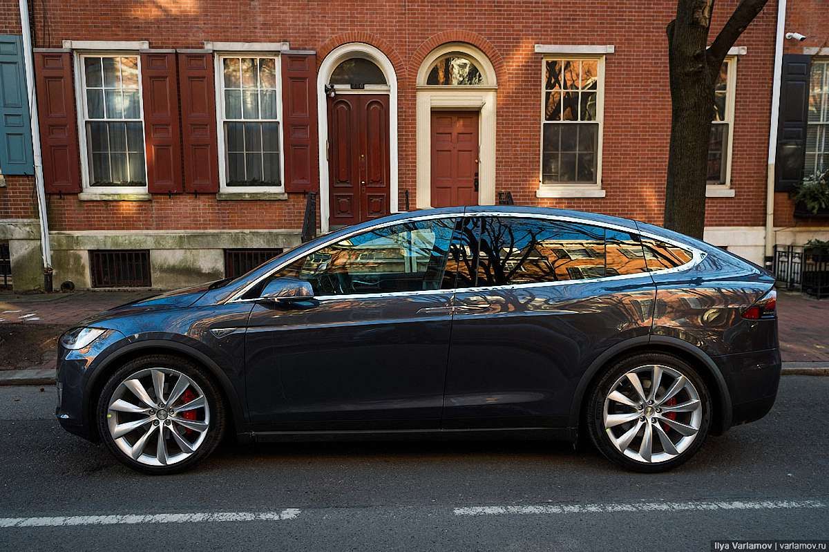 До Львова вперше привезли електромобіль Tesla Model X