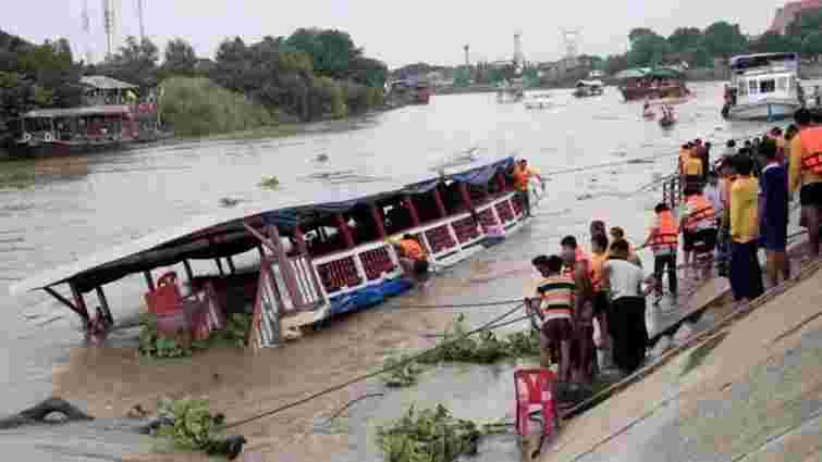 В Таїланді пасажирське судно врізалося в бетонний міст: щонайменше 13 загиблих