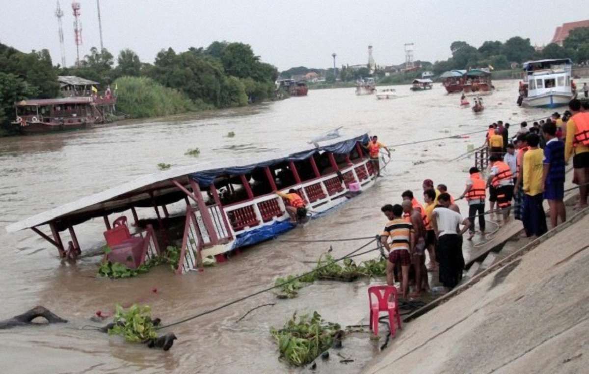 В Таїланді пасажирське судно врізалося в бетонний міст: щонайменше 13 загиблих