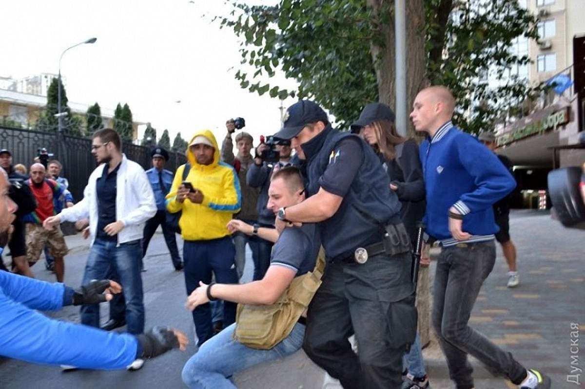 Учасники «Правого сектора» закидали яйцями Генконсульство Росії в Одесі