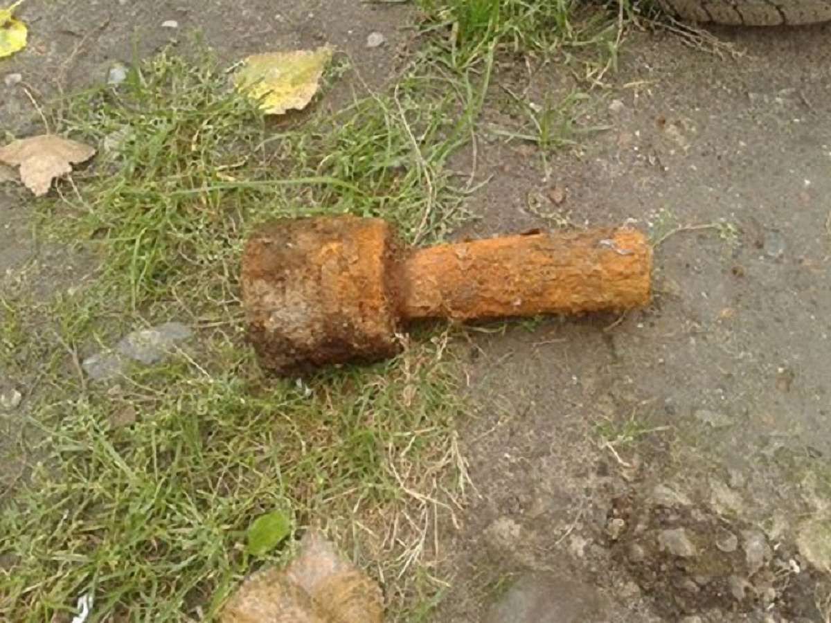 Біля торгового центру у Львові знайшли ручну гранату