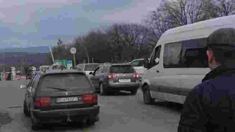 На Закарпатті водії продовжують блокувати пункт пропуску на кордоні зі Словаччиною