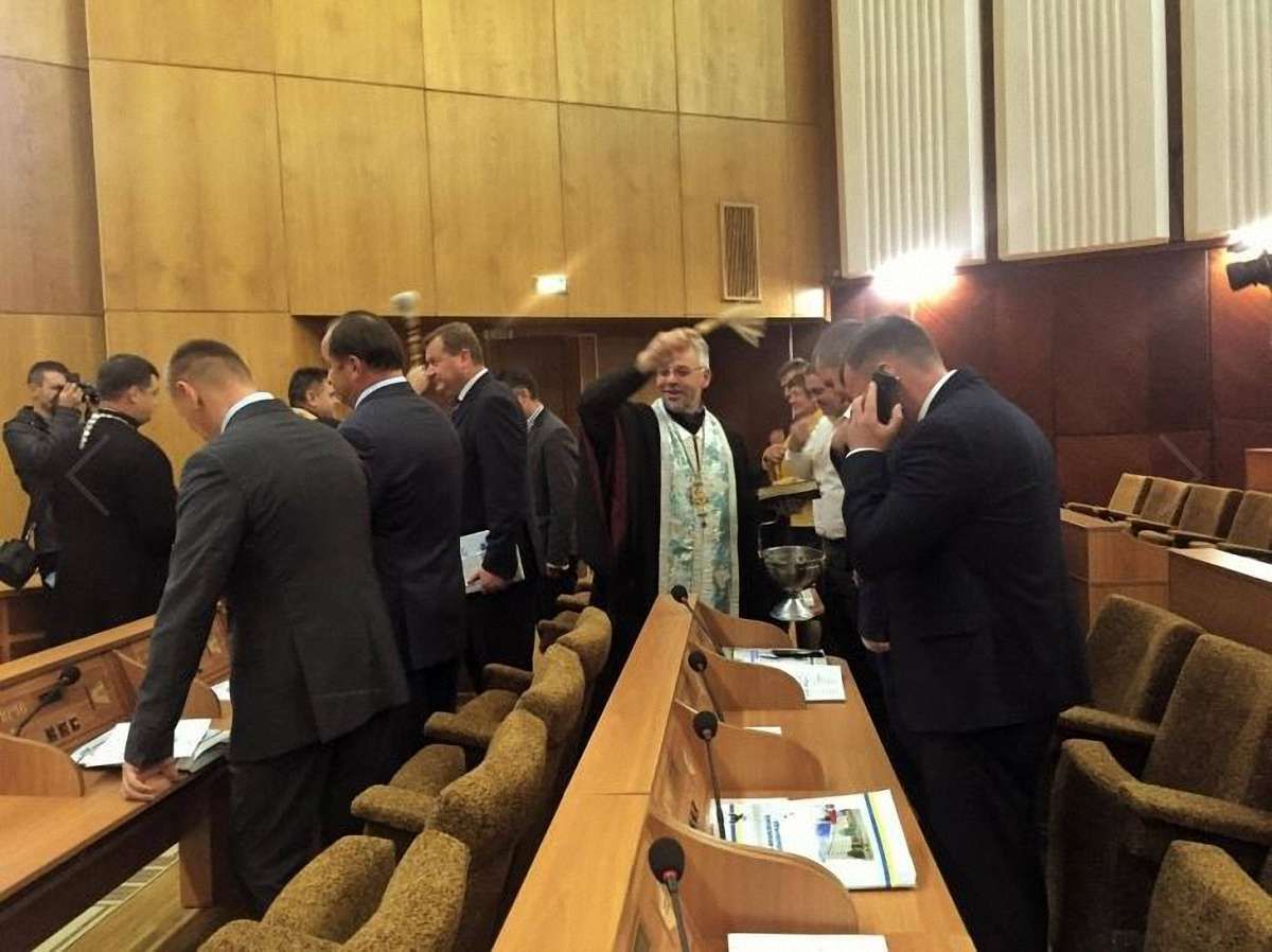 У Івано-Франківській облраді освятили систему електронного голосування