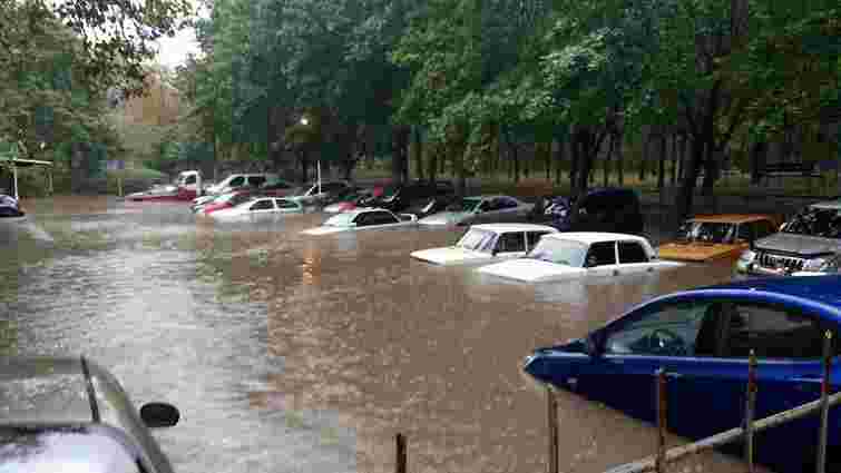 Одесу затопило через зливу: автомобілі заблоковані водою, на дорогах затори