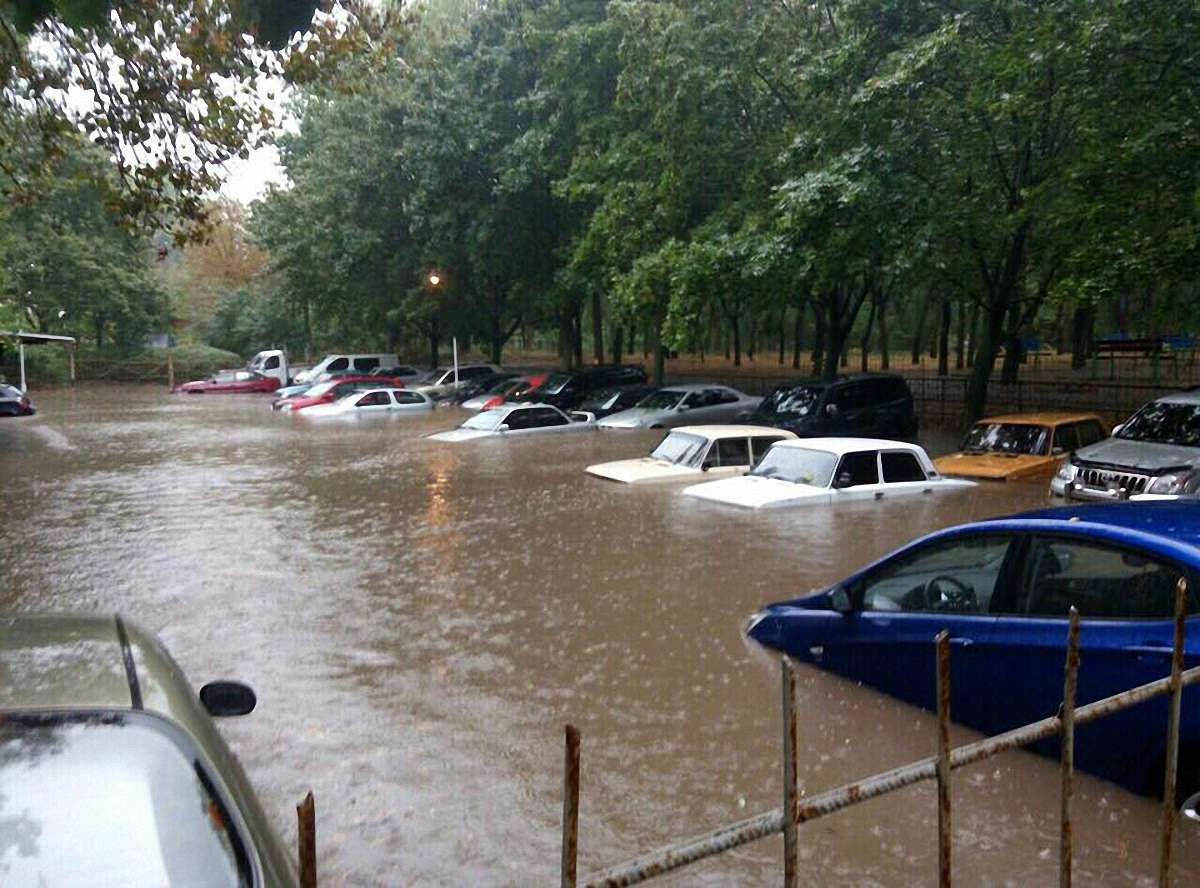 Одесу затопило через зливу: автомобілі заблоковані водою, на дорогах затори