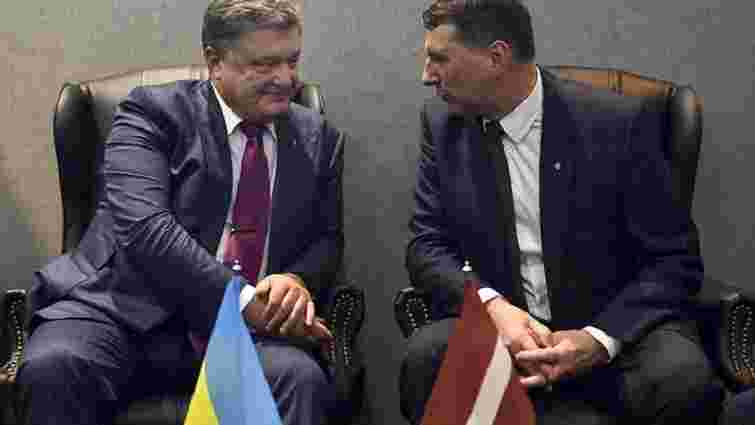 Порошенко попросив Латвію повернути €50 млн, виведених з України за правління Януковича