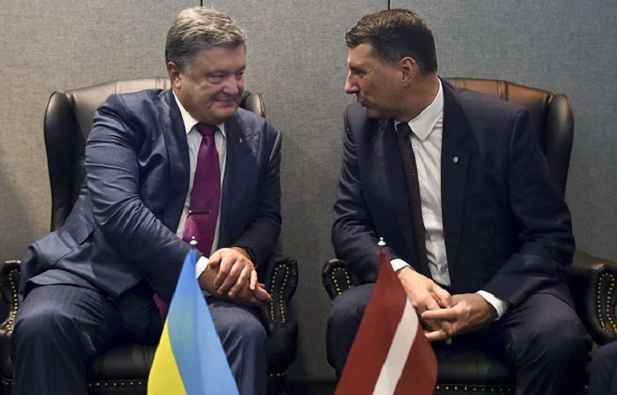 Порошенко попросив Латвію повернути €50 млн, виведених з України за правління Януковича