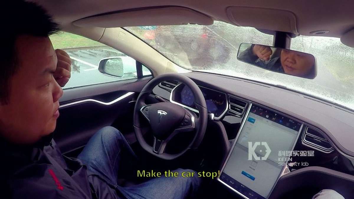 Хакери змогли захопити контроль над електромобілем Tesla під час руху