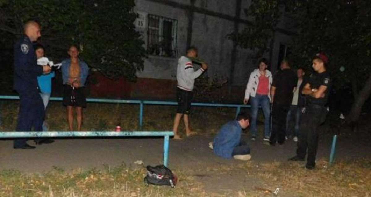 У Києві перехожі затримали іноземця, який вдарив жінку молотком по голові
