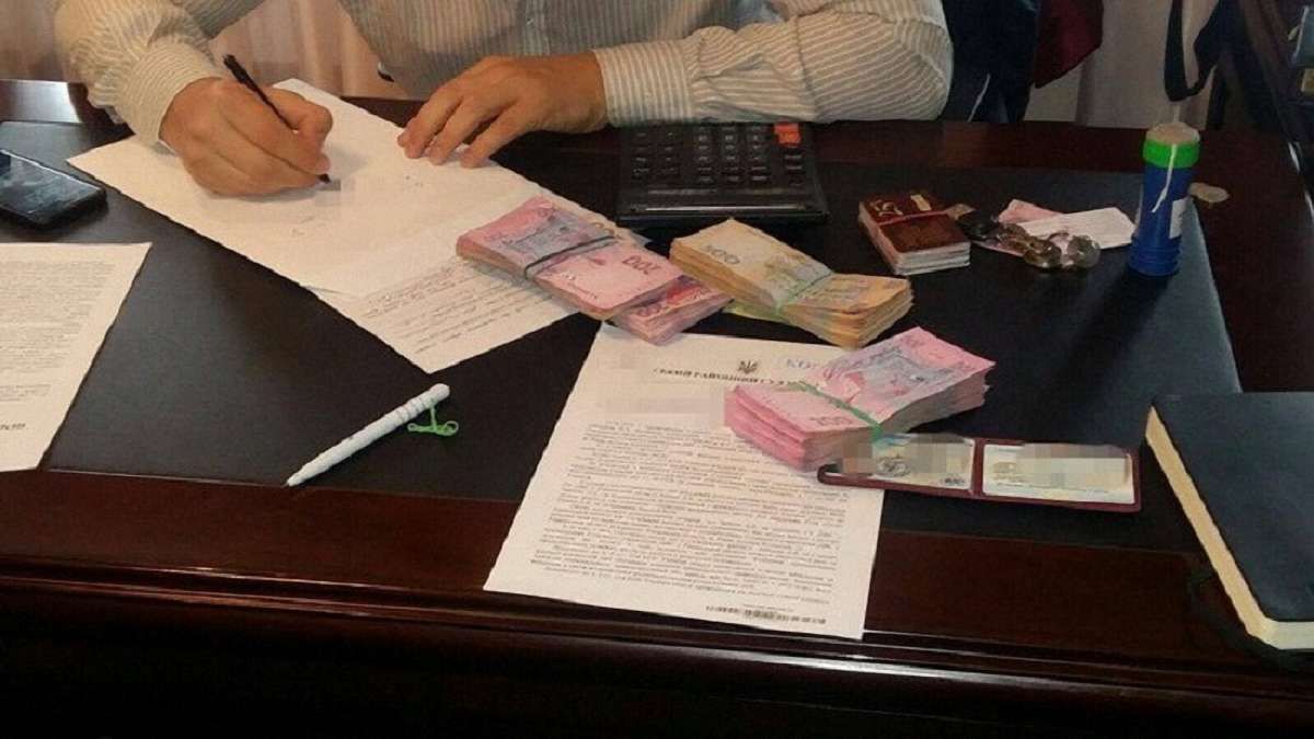У Рівному на хабарі затримали начальник обласного управління ДФС