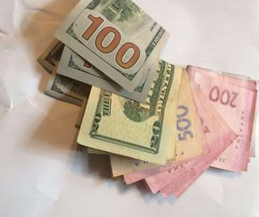 У Львові при спробі дати хабар затримали патрульного інспектора