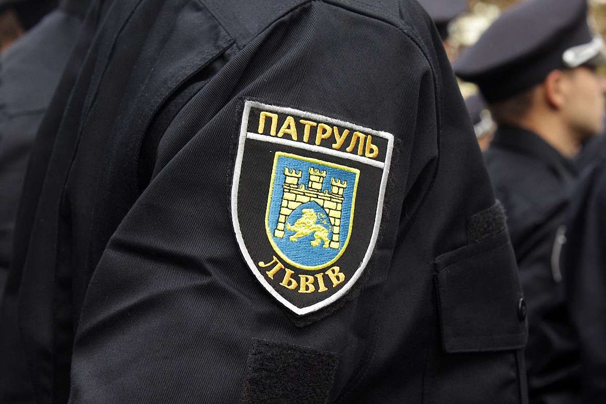 Патрульного, якого на Львівщині затримали на хабарі, відсторонили від посади