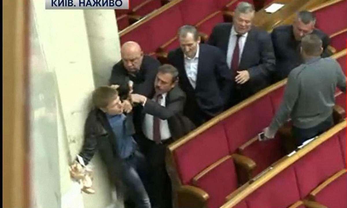 Нардеп Олексій Гончаренко побився з депутатами від «Опоблоку» через сухарі
