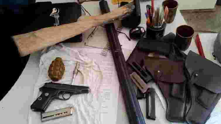 У Тернополі затримали двох торгівців зброєю