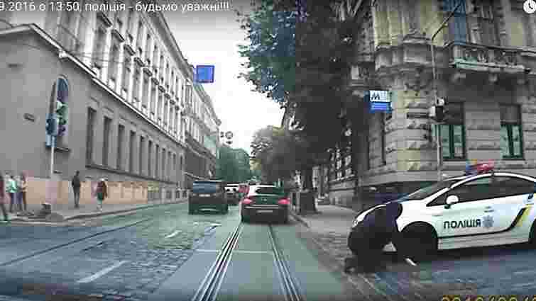 У Львові патрульні на службовому авто збили жінку на переході
