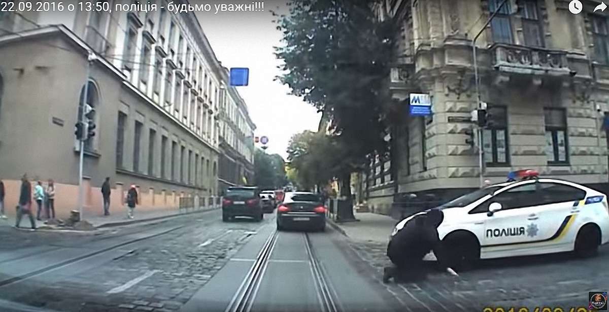 У Львові патрульні на службовому авто збили жінку на переході