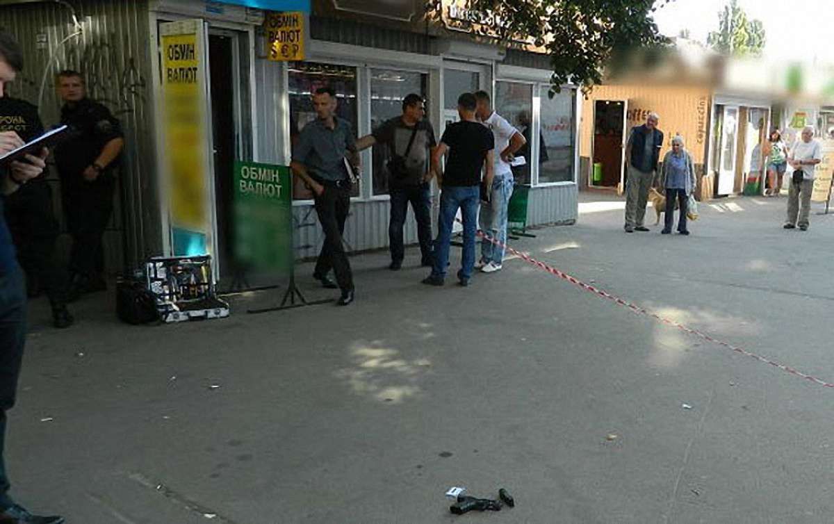 У Києві перехожі затримали чоловіка, який із зброєю спробував пограбувати пункт обміну валют