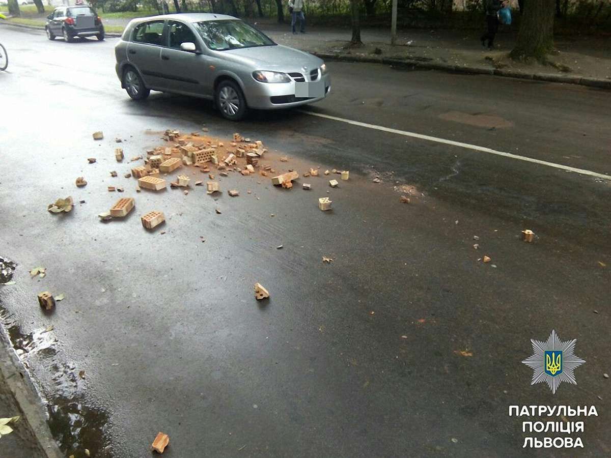 Патрульні змусили водія вантажівки прибрати розсипану на дорозі цеглу