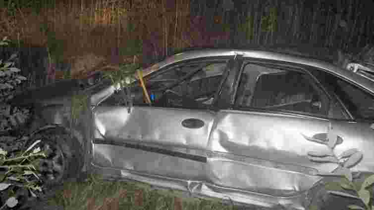 На Закарпатті автомобіль вилетів у кювет: дві особи загинули, троє поранені