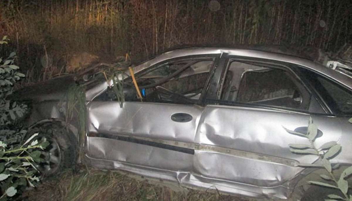 На Закарпатті автомобіль вилетів у кювет: дві особи загинули, троє поранені