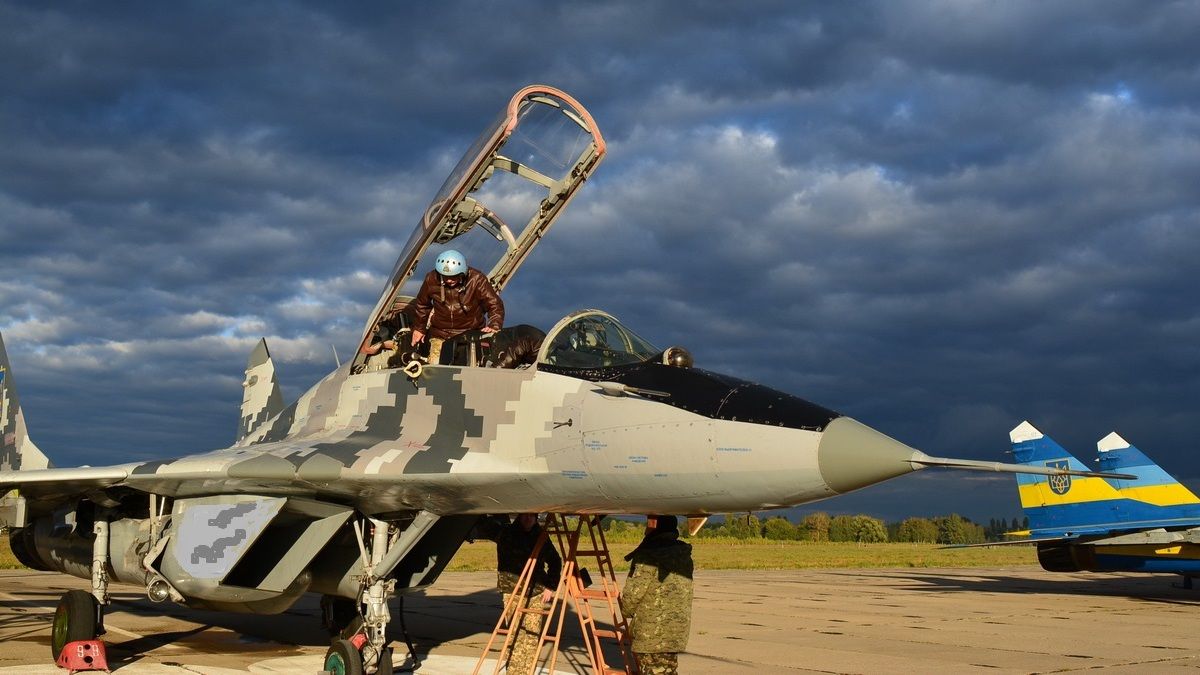 Авіація ЗСУ провела тренувальні польоти у складних погодних умовах
