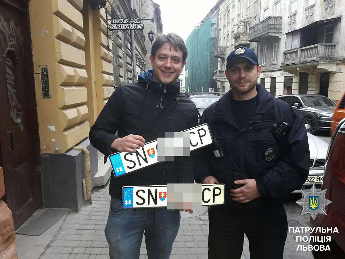 Львівські патрульні допомогли іноземцю вчасно повернутися за кордон