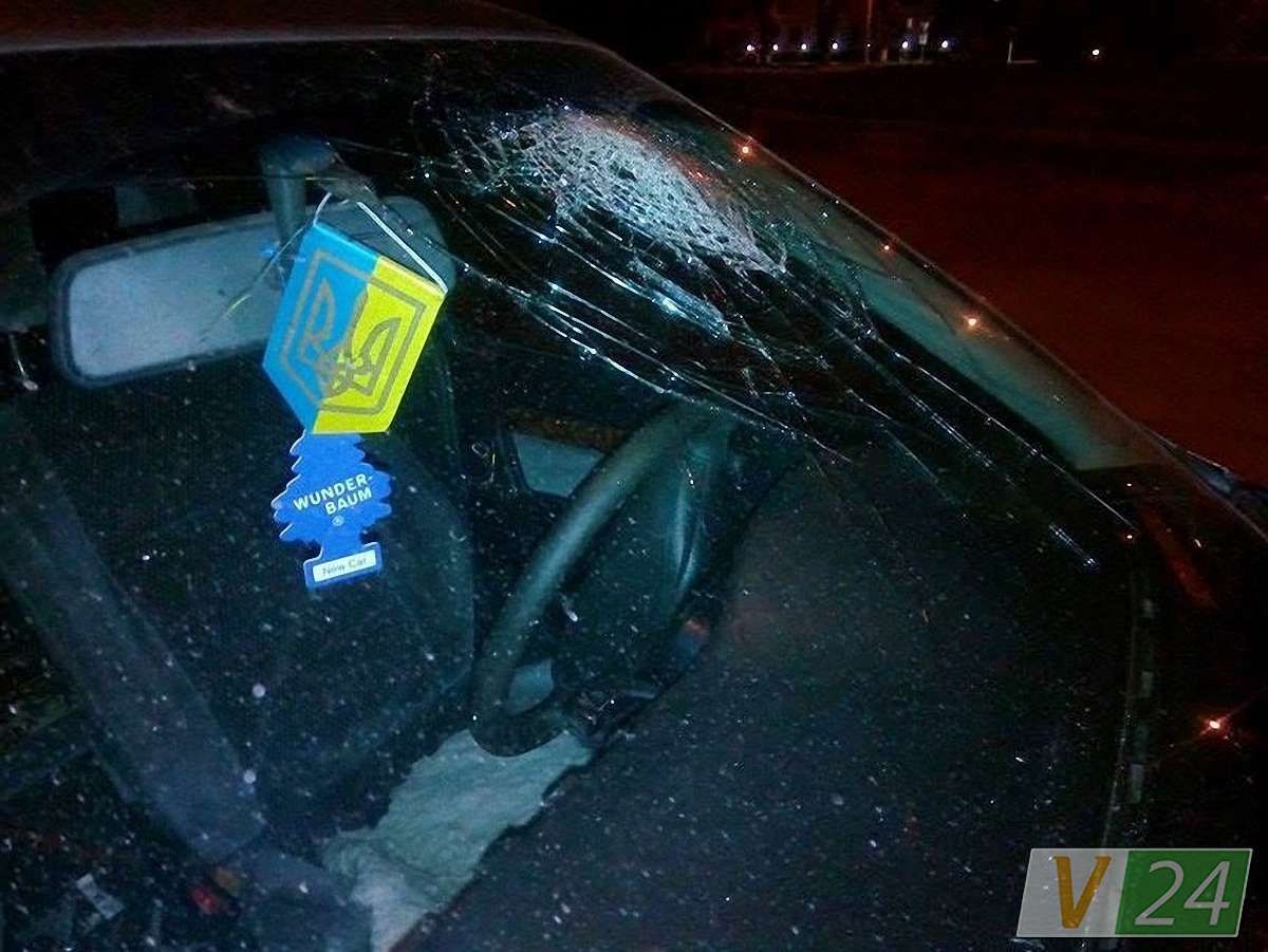 В Луцьку п’яний військовий комісар, втікаючи від патрульних, розбив головою скло автомобіля
