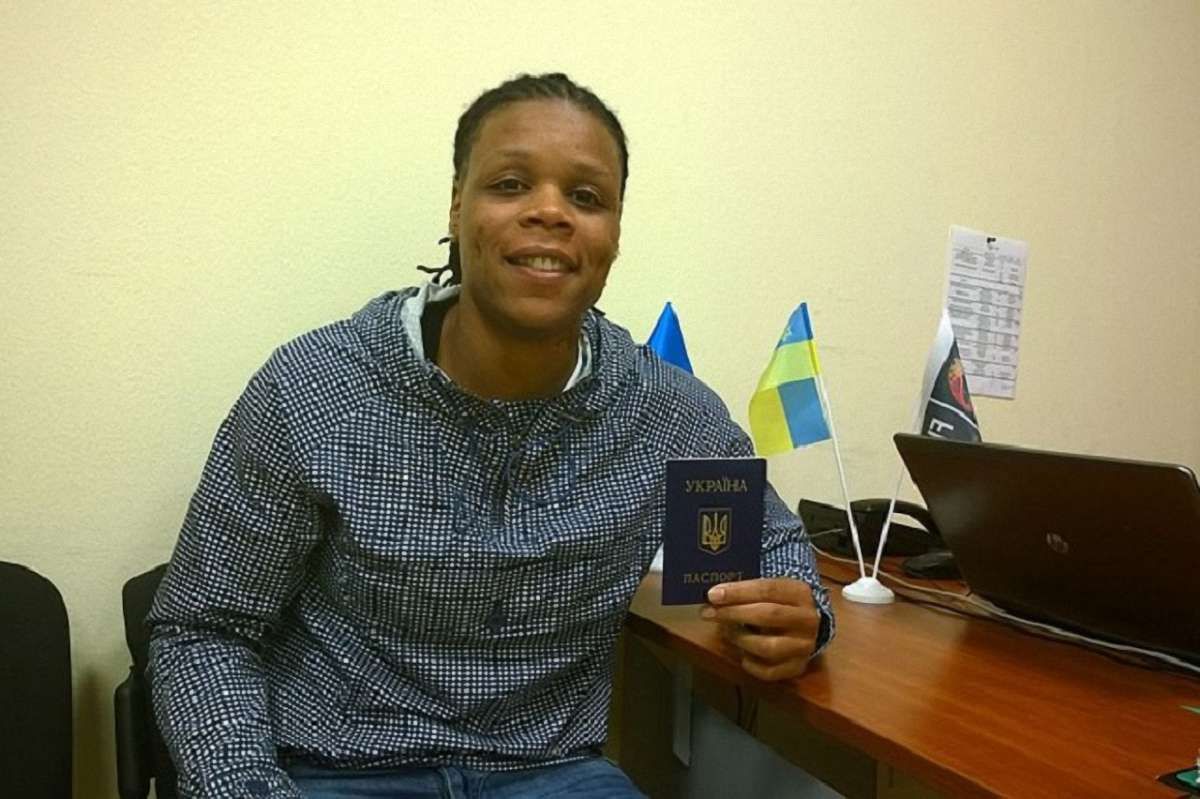 Американська баскетболістка отримала паспорт України