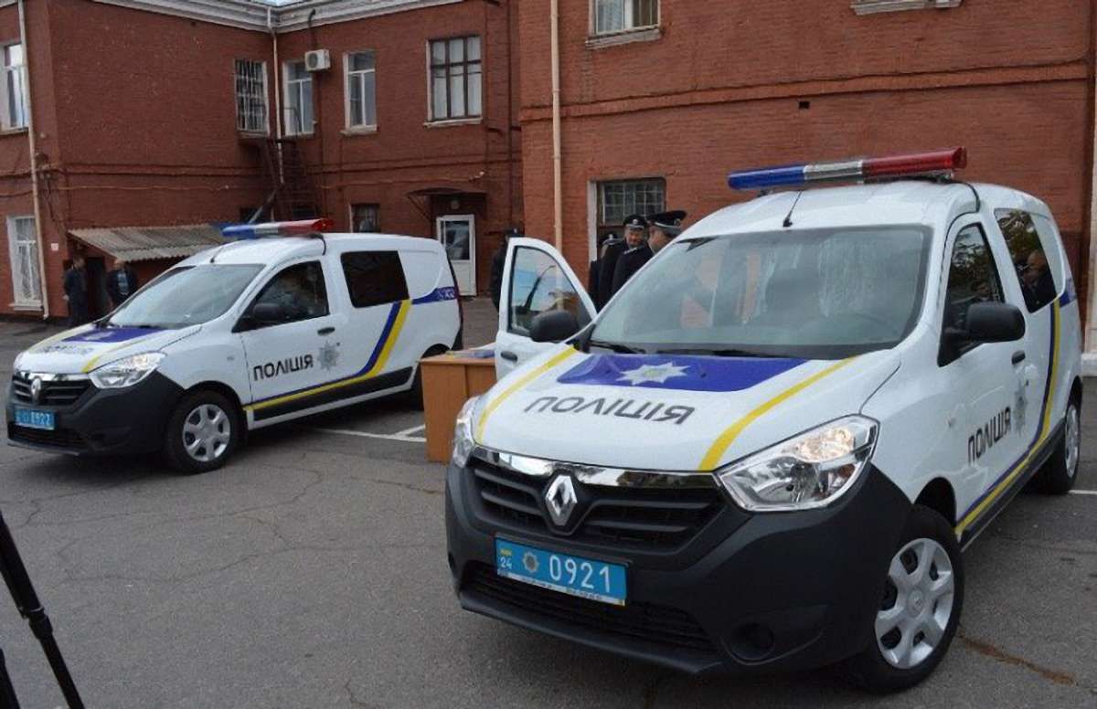Нардеп, який живе на одну зарплату, подарував поліції два автомобілі