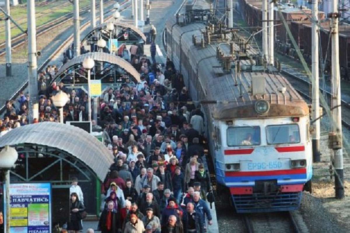 «Укрзалізниця» не скасовуватиме приміські поїзди