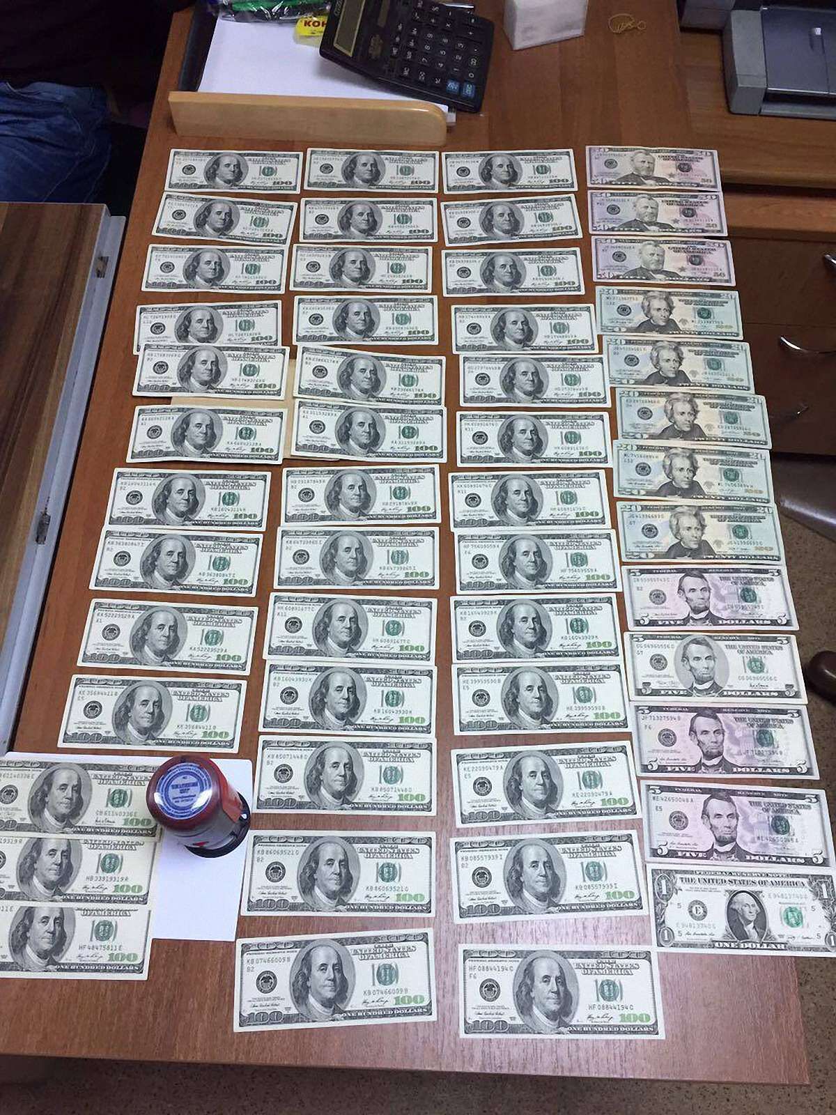 На Київщині викрили працівників митниці, які брали хабарі за розмитнення горіхів