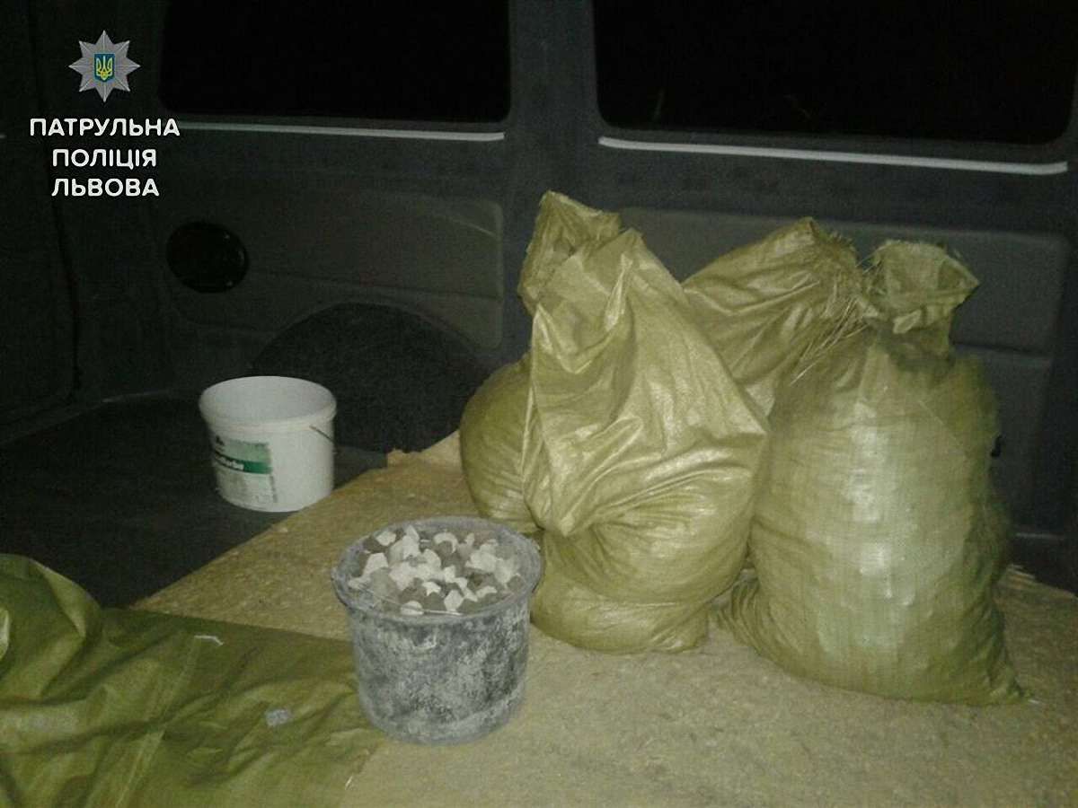 Львів’янин вкрав щебінь з будівництва велодоріжки, щоб відремонтувати подвір’я