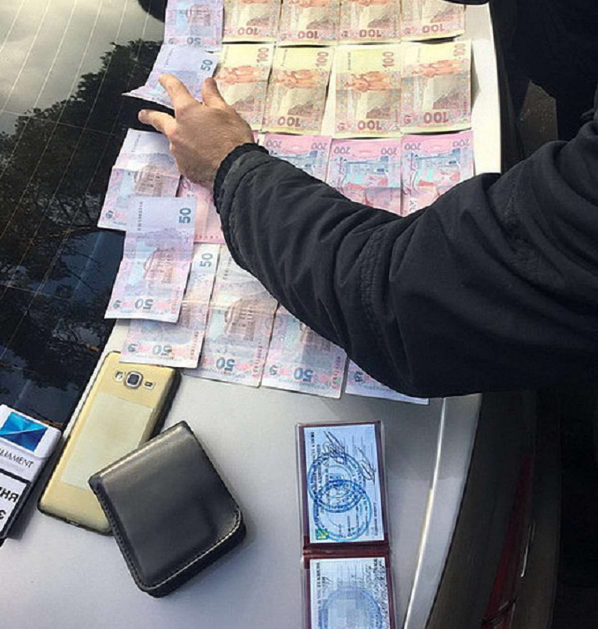 У Києві затримала на хабарі працівників райдержадміністрації