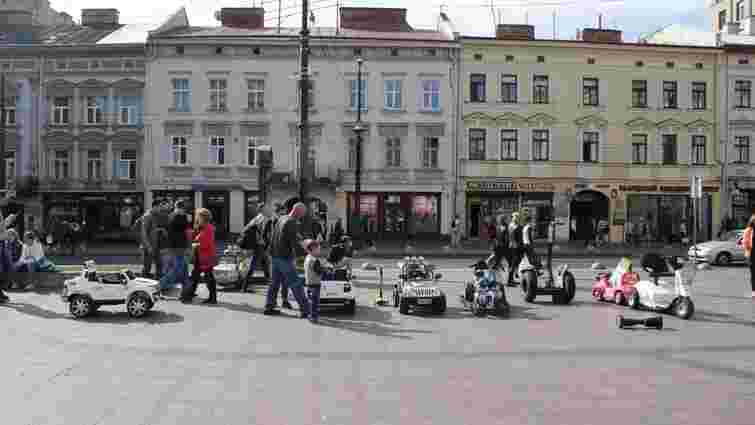 Мерія зобов'язала «Муніципальну дружину» очистити центр Львова від дитячих електромобілів