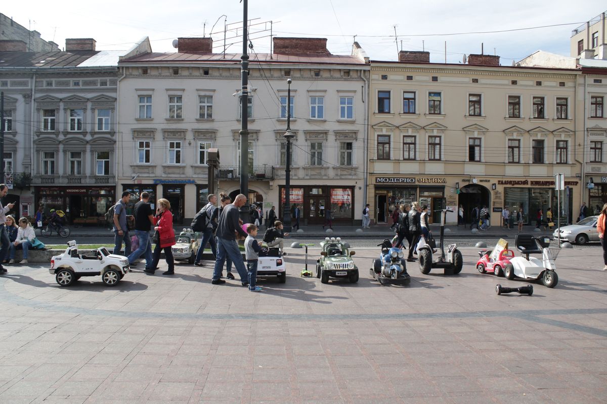 Мерія зобов'язала «Муніципальну дружину» очистити центр Львова від дитячих електромобілів