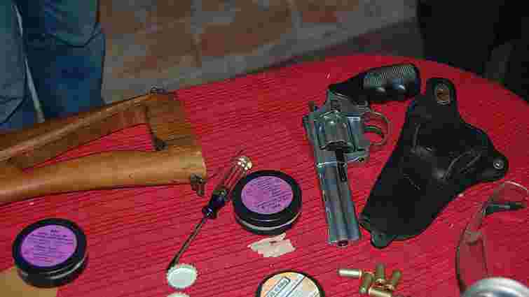 У Ніжині СБУ ліквідувала підпільну зброярню, де виготовляли зброю на замовлення копачів бурштину