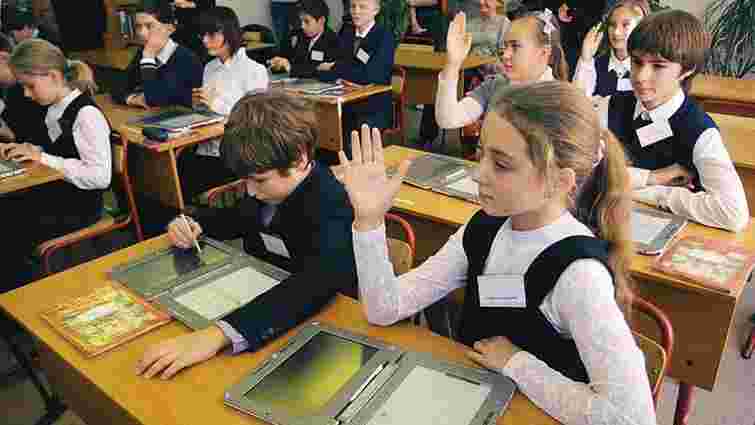 Міносвіти пропонує видавати електронні підручники для школярів