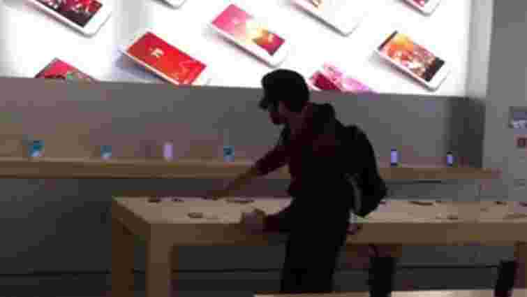 У Франції невдоволений покупець розтрощив Apple Store